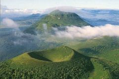 Le volcan Pariou et le Puy de Dôme derrière